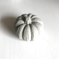 Herbstzeit Niedlicher kleiner Kürbis aus Beton, grau, 4 cm Bild 2