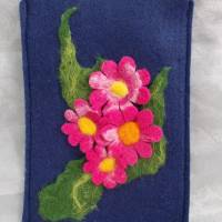 Hülle Case Etui Tasche für E-Book-Reader aus Filz und handegefilzen Blumen  *Cosmea* blau Bild 1