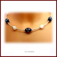 Kette/Halsreif "Silver Star" dunkelblau mit silbernen Sternchen und weißen Polaris-Perlen, versilbert, Steckvers Bild 1