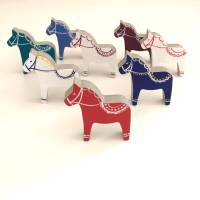 Süßes, handbemaltes Mini-Dalapferdchen aus Beton 5 x 5 cm, verschiedene Farben Bild 1