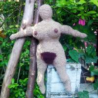 gehäkelte NANA - Figur, nackte Göttin, mit Bikini Bild 9