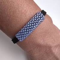Stylisches Armband aus Wildlederimitat mit Schmuckteilen aus Miniperlen Bild 2
