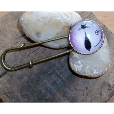 Tuchnadel/Kiltnadel mit eleganter Katze auf rosa Grund