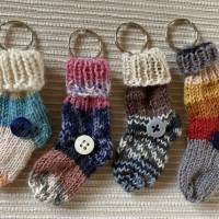Schlüsselanhänger „Kleine Socke“ im 4-er-Set, bunte Schlüsselanhänger in Sockenform, kleines Mitbringsel Bild 1