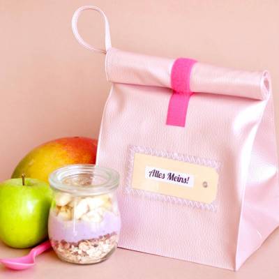 Lunchbag rosé- metallic aus Kunstleder mit Innenfutter und Schlaufe