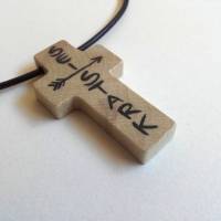 Kreuz-Anhänger aus Holz mit Spruch "sei stark", Glücksbringer, Hoffnung und Frieden Bild 3
