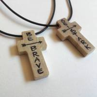 Kreuz-Anhänger aus Holz mit Spruch "sei stark", Glücksbringer, Hoffnung und Frieden Bild 5