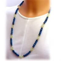 Halskette "Capri" lang, lagunenblaue runde Glasperlen mit limonengelben diagonalen Würfeln aus China-Jade (6mm) Bild 2