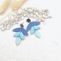 lange, leichte Ohrringe Blau aus Polymer Clay in stilisierter Blumenform Bild 1