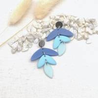 lange, leichte Ohrringe Blau aus Polymer Clay in stilisierter Blumenform Bild 2