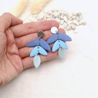 lange, leichte Ohrringe Blau aus Polymer Clay in stilisierter Blumenform Bild 3