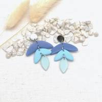 lange, leichte Ohrringe Blau aus Polymer Clay in stilisierter Blumenform Bild 4