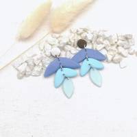lange, leichte Ohrringe Blau aus Polymer Clay in stilisierter Blumenform Bild 5