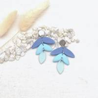 lange, leichte Ohrringe Blau aus Polymer Clay in stilisierter Blumenform Bild 6