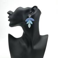 lange, leichte Ohrringe Blau aus Polymer Clay in stilisierter Blumenform Bild 7