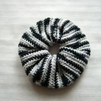 Gehäkeltes Scrunchie, Haargummi, in schwarz-weiß-grau, 100% Baumwolle Bild 1