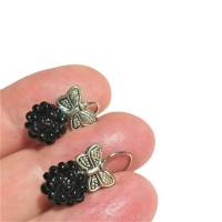 Mini Ohrringe schwarz handgemacht mit Glasperlen an Schmetterling silberfarben Bild 1