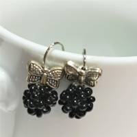Mini Ohrringe schwarz handgemacht mit Glasperlen an Schmetterling silberfarben Bild 2
