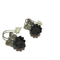 Mini Ohrringe schwarz handgemacht mit Glasperlen an Schmetterling silberfarben Bild 3
