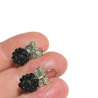 Mini Ohrringe schwarz handgemacht mit Glasperlen an Schmetterling silberfarben Bild 4