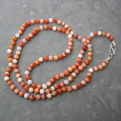 96 cm lange geknotete Botswana Achat Kette mit 6 mm großen Schmucksteinkugeln und S-Haken-Verschluss aus 925 Silber