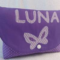 Windeltasche Schmetterling und Name Kulturtasche Tasche lila flieder Bild 1