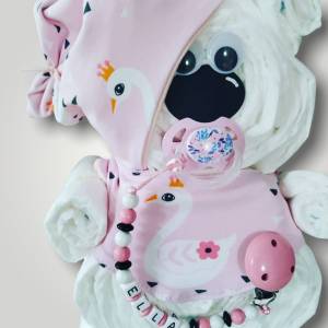 Windeltorte Bär Windelgeschenk Windelbär individuelles handmade Geschenk zur Geburt für Mädchen rosa Schwäne Ohrenmütze Bild 6