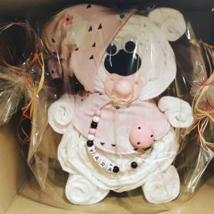 Windeltorte Bär Windelgeschenk Windelbär individuelles handmade Geschenk zur Geburt für Mädchen rosa Schwäne Ohrenmütze Bild 7