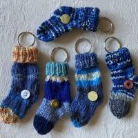 Gastgeschenke für verschiedene Anlässe, Schlüsselanhänger „Kleine Socke“ im 5-er-Set, für Einkaufs-Chip, Blautöne Bild 2