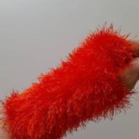 Pulswärmer, Armstulpen, fingerlose Handschuhe, aus Fransengarn gestrickt, orange Bild 3