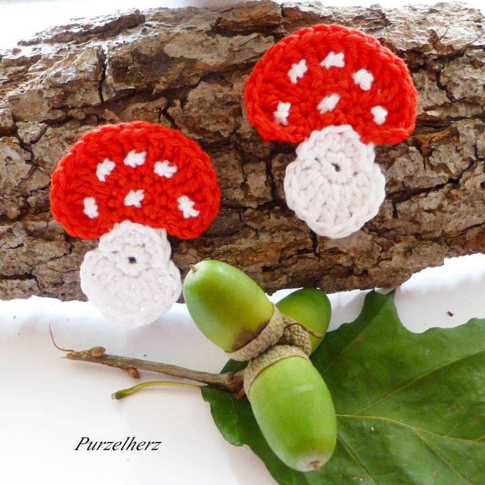 2 gehäkelte Pilze - Häkelapplikationen zum Aufnähen - Tischdeko,Streudeko,Herbst,Winter, rot, weiß Bild 1