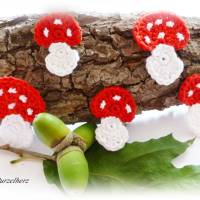 2 gehäkelte Pilze - Häkelapplikationen zum Aufnähen - Tischdeko,Streudeko,Herbst,Winter, rot, weiß Bild 5