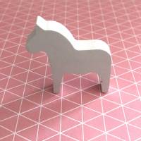 Süßes Mini-Dalapferdchen aus weißem Beton 5 x 5 cm Bild 1