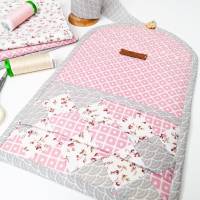 Kleine Wandtasche für den Schreibtisch oder an der Nähmaschine, mit Notizleiste und 2 praktischen Taschen Bild 2