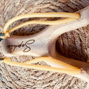 Schleuder Zwille aus Holz , Personalisiertes Geschenk für Kinder und Angler , gelasert,  Steinschleuder Kindergeburtstag Bild 6