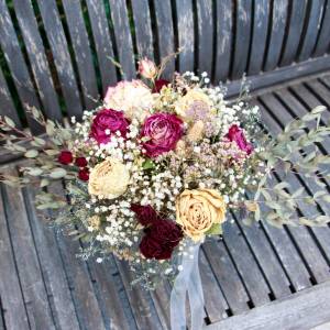 Brautstrauss Boho asymmetrisch Blumenstrauss aus ungespritzten getrockneten Rosen, Eukalyptus,etc. (teils Bio-Trockenblu Bild 1