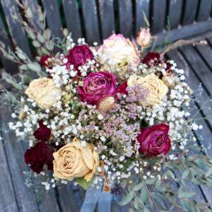 Brautstrauss Boho asymmetrisch Blumenstrauss aus ungespritzten getrockneten Rosen, Eukalyptus,etc. (teils Bio-Trockenblu Bild 2