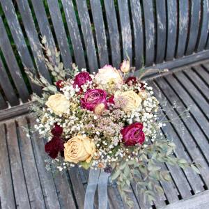 Brautstrauss Boho asymmetrisch Blumenstrauss aus ungespritzten getrockneten Rosen, Eukalyptus,etc. (teils Bio-Trockenblu Bild 3