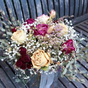 Brautstrauss Boho asymmetrisch Blumenstrauss aus ungespritzten getrockneten Rosen, Eukalyptus,etc. (teils Bio-Trockenblu Bild 4