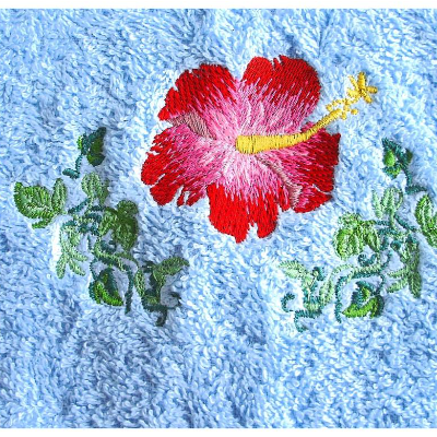 Handtuch in hellblau mit einer Hibiskusblüte und Blätterranken bestickt von Hobbyhaus