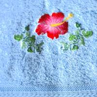 Handtuch in hellblau mit einer Hibiskusblüte und Blätterranken bestickt von Hobbyhaus Bild 2