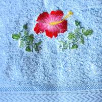 Handtuch in hellblau mit einer Hibiskusblüte und Blätterranken bestickt von Hobbyhaus Bild 4