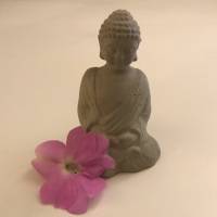 Niedlicher Buddha aus Beton, grau, 11 cm, Buddhafigur Bild 1