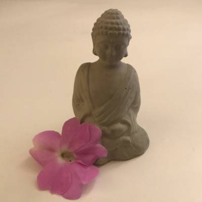 Niedlicher Buddha aus Beton, grau, 11 cm, Buddhafigur
