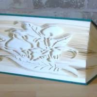 gefaltetes Buch - Lilien liegend // Buchkunst // Buchfalten // Dekoration // Blumen // Geschenk // Book Art // Buchdeko Bild 4