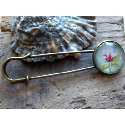 Tuchnadel/Kiltnadel mit Lotusblume auf hellblauem Grund