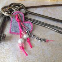 personalisierter Schlüsselanhänger Filzherz grau rosa Bild 1