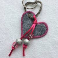 personalisierter Schlüsselanhänger Filzherz grau rosa Bild 2