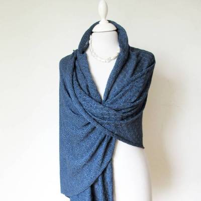 Blauer Seidenschal gestrickt, elegantes Umschlagtuch, edle Stola aus reiner Naturfaser