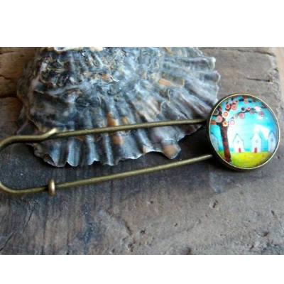 Tuchnadel/Kiltnadel mit Baum und kleinen Häusern